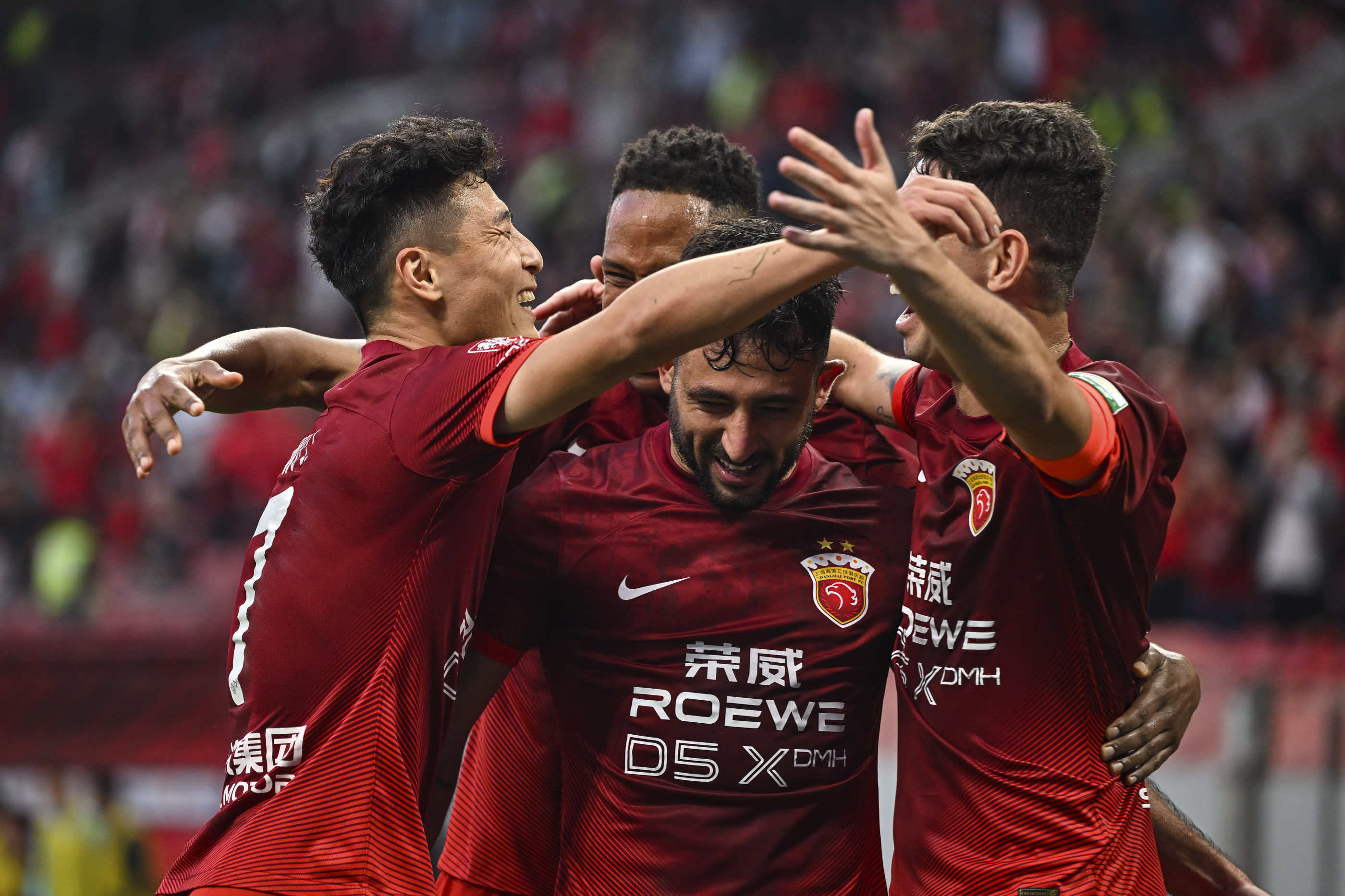 包含精彩比赛中,球员们全力以赴,争夺胜利的词条 包含精彩比赛中,球员们全力以赴,争夺胜利的词条