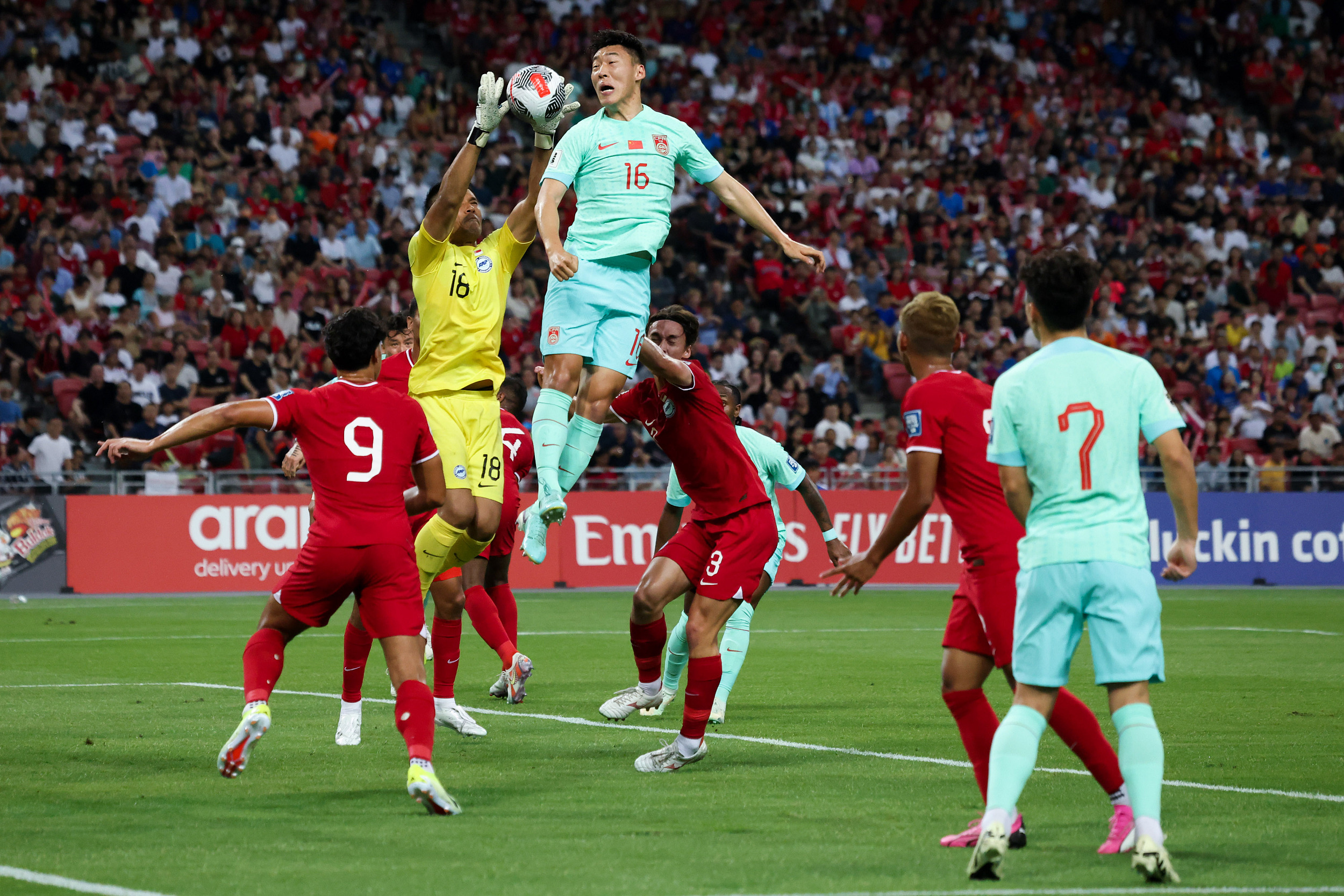 中国足球赛事中球员表现抢眼 中国足球赛事中球员表现抢眼