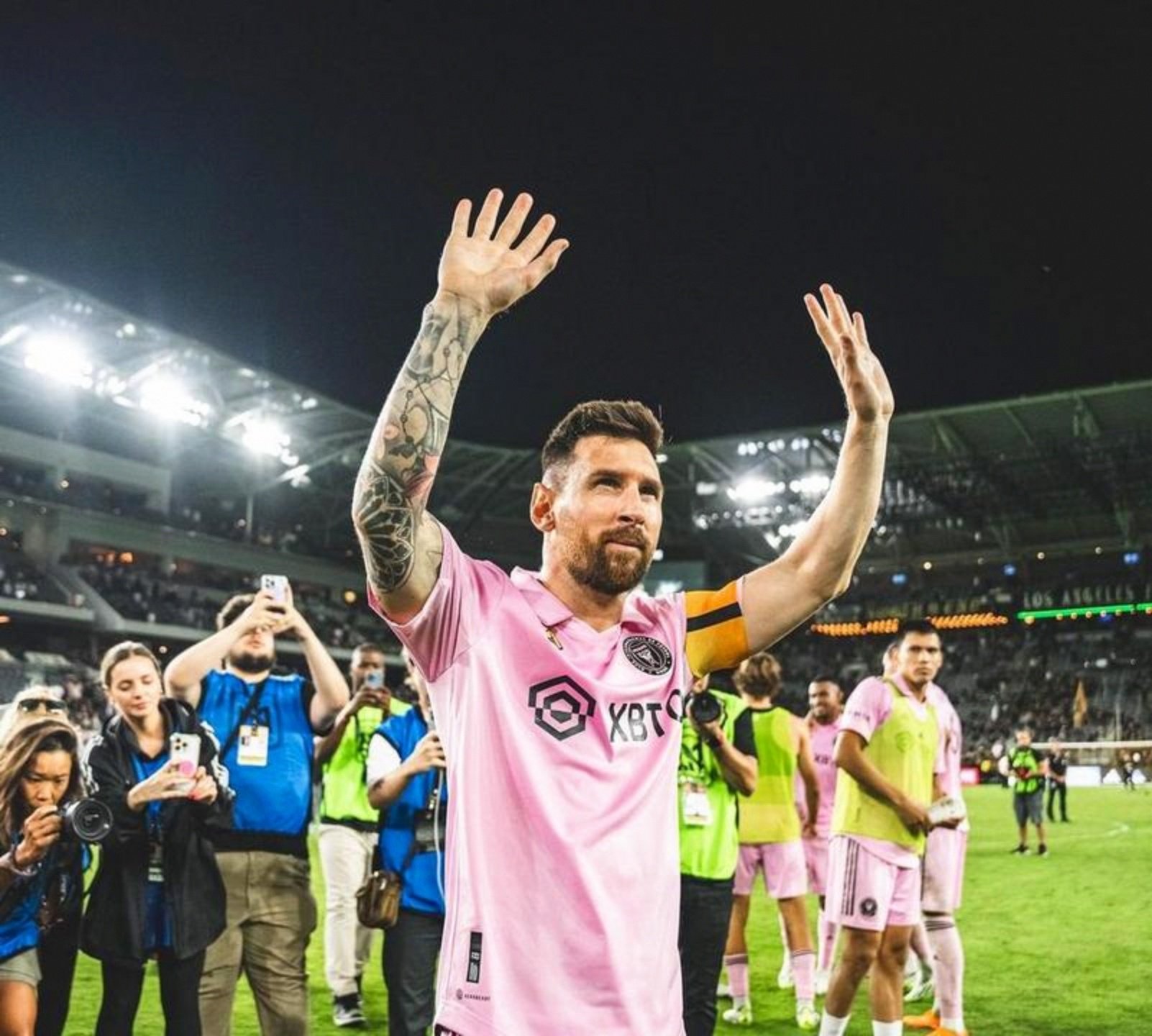 aoa体育官网-足球比赛精彩瞬间，球员们展现出色技术，赢得掌声的简单介绍