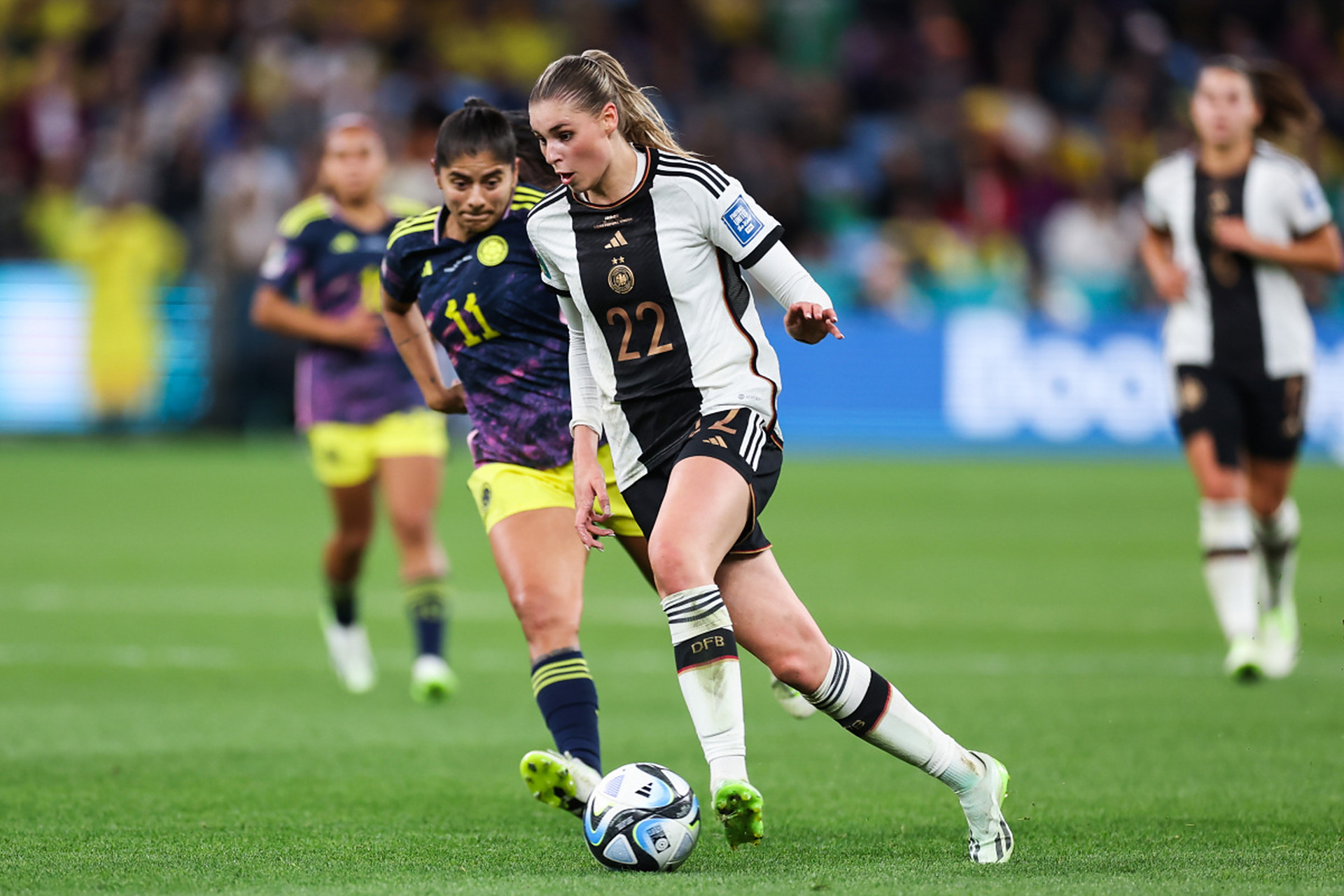 绚丽足球比赛:女子选手技艺过人!的简单介绍 绚丽足球比赛:女子选手技艺过人!的简单介绍